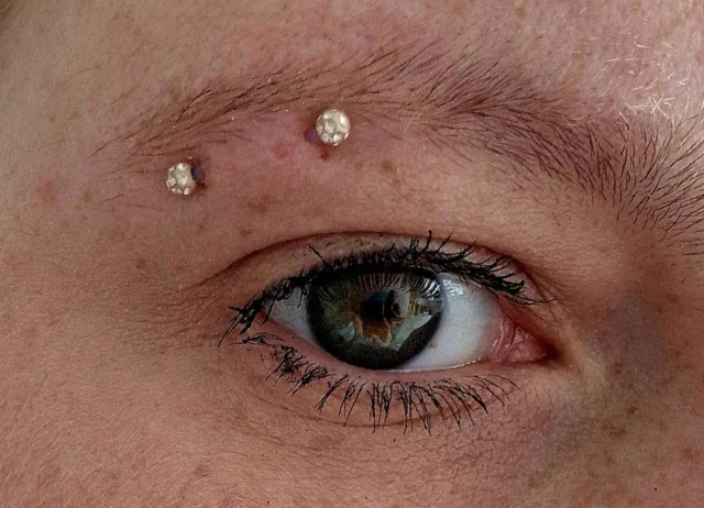 #surfacepiercing #oberflächenpiercing #tathspiekswerkstatt #tathspiercing #wächtersbach #piercing #pieks  Wenn die Pieks selbst ein Pieks bekommt 😉