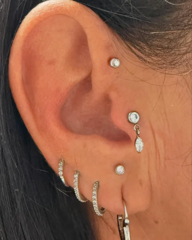 #traguspiercing #ohrpiercing #lobepiercing #tathspiekswerkstatt #tathspiercing #wächtersbach #piercing#forwardhelix #highlobepiercing