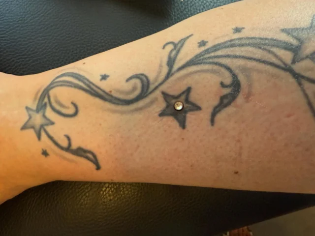 #dermalanchor #tattoopiercing #tathspiekswerkstatt #tathspiercing #wächtersbach