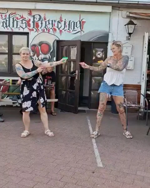 Bei 35° Außentemperatur darf man sich auf dem Piercing Marathon ruhig auch mal abkühlen. Danke an Halil und Zehra die uns die Außen Dusche Verfügung gestellt haben und auch die Bänke vor dem Studio aufgestellt haben. Ihr seid einfach die tollsten Nachbarn.🥰 wenn die Piekstanten mit Klamotten duschen gehen…. Und weiterhin haben wir so tolle Kunden, die uns sogar Wasserpistolen geschenkt haben. Das mussten wir natürlich gleich ausprobieren.😂 Vielen Dank noch mal dafür. Wir haben einfach die tollsten Kunden der Welt.♥️