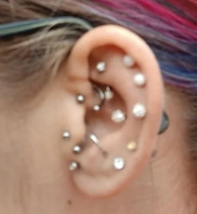 #tragus #forwardhelixpiercing #ohrpiercings #conchpiercing #helixpiercing #highlobepiercing #lobepiercing #flatpiercing #piercingliebe #tathspiekswerkstatt #tathspiercing #wächtersbach