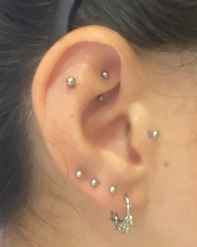 #flatpiercing #ohrpiercing #traguspiercing #conchpiercing #lobepiercing #forwardhelixpiercing #tathspiekswerkstatt #tathspiercing #wächtersbach #piercing