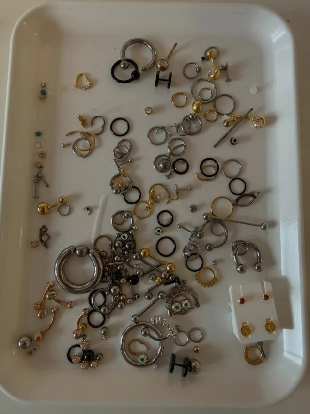 🚨🚨🚨🚨🚨🚨🚨🚨🚨🚨🚨🚨🚨🚨 ihr Lieben wir sind sehr dankbar, dass ihr euren Schmuck bei uns kauft und nicht online. Dennoch müssen wir euch jetzt sagen, dass wir für jede Schmuck Bestellung AB SOFORT 20€ Anzahlung nehmen müssen. Auf dem oberen Bild seht ihr Schmuckbestellungen, die nie abgeholt wurden. Teilweise liegen die schon mehrere Monate. Das geht natürlich nicht da ich den kompletten Schmuck ja auch erst einkaufen muss. Also auch das Geld vorlegen muss wir bitten um euer Verständnis🙏🙏 euer Team von Taths Piercing